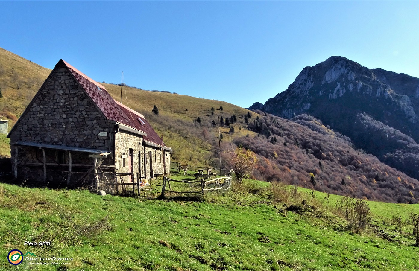 30 Alla Baita Baciamorti (1453 m) con vista in Venturosa (1999  ).JPG -                                